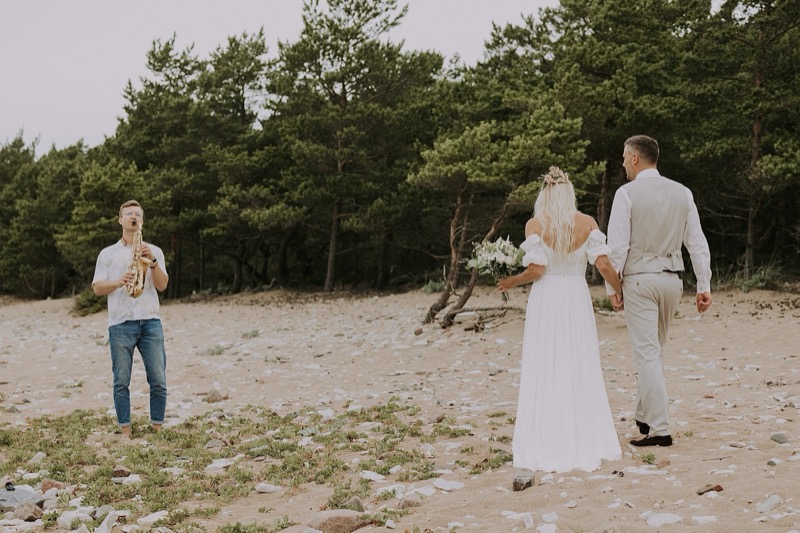 Rene Laur esinemas pulmas saksofoniga